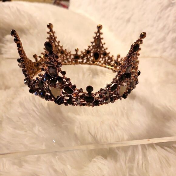 A full round tiara worn twice has 2 stones missing, beautiful!!! main image 6